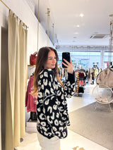 Kurze Oversized Strickjacke mit Leomuster Schwarz