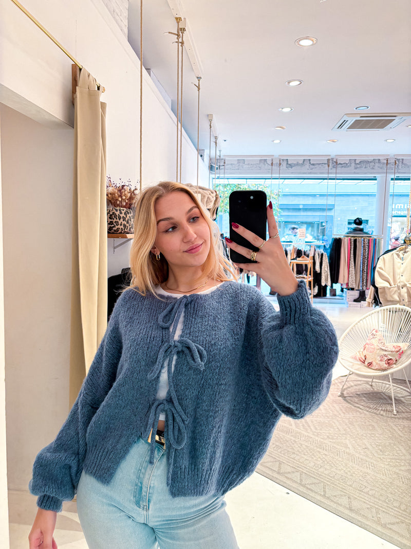 Kurze Oversized Strickjacke mit Schleifen Blau