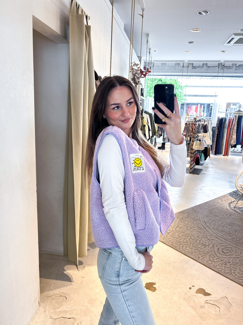 Kurze Teddy Weste mit Knopfleiste und Smiley Flieder