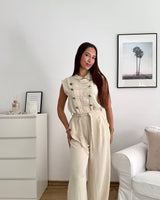 Jumpsuit mit Zierknöpfen Beige