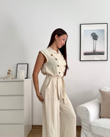 Jumpsuit mit Zierknöpfen Beige