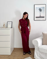 Jumpsuit mit Zierknöpfen Weinrot