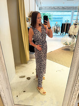 Plissee Jumpsuit mit Leomuster Beige