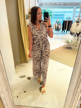 Plissee Jumpsuit mit Leomuster Camel