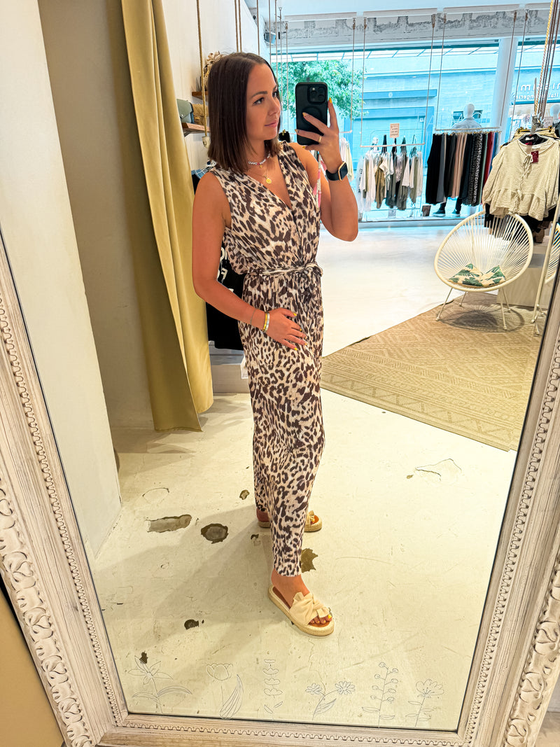 Plissee Jumpsuit mit Leomuster Camel