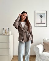 Kurzer Kunstleder Trenchcoat Taupe