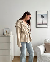 Kurzer Kunstleder Trenchcoat Beige