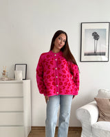 Kurze Oversized Strickjacke mit Leomuster Pink/Rot
