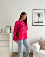 Kurze Oversized Strickjacke mit Leomuster Pink/Rot