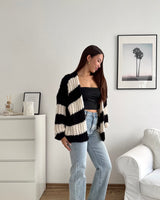 Grobe Strickjacke mit Streifen Schwarz/Beige