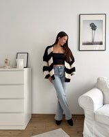 Grobe Strickjacke mit Streifen Schwarz/Beige