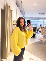 Kurzer Oversized Strickpullover mit V-Ausschnitt Gelb