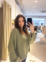 Kurzer Oversized Strickpullover mit V-Ausschnitt Olive