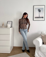 Dünnes Longsleeve mit Rollkragen Leomuster Beige