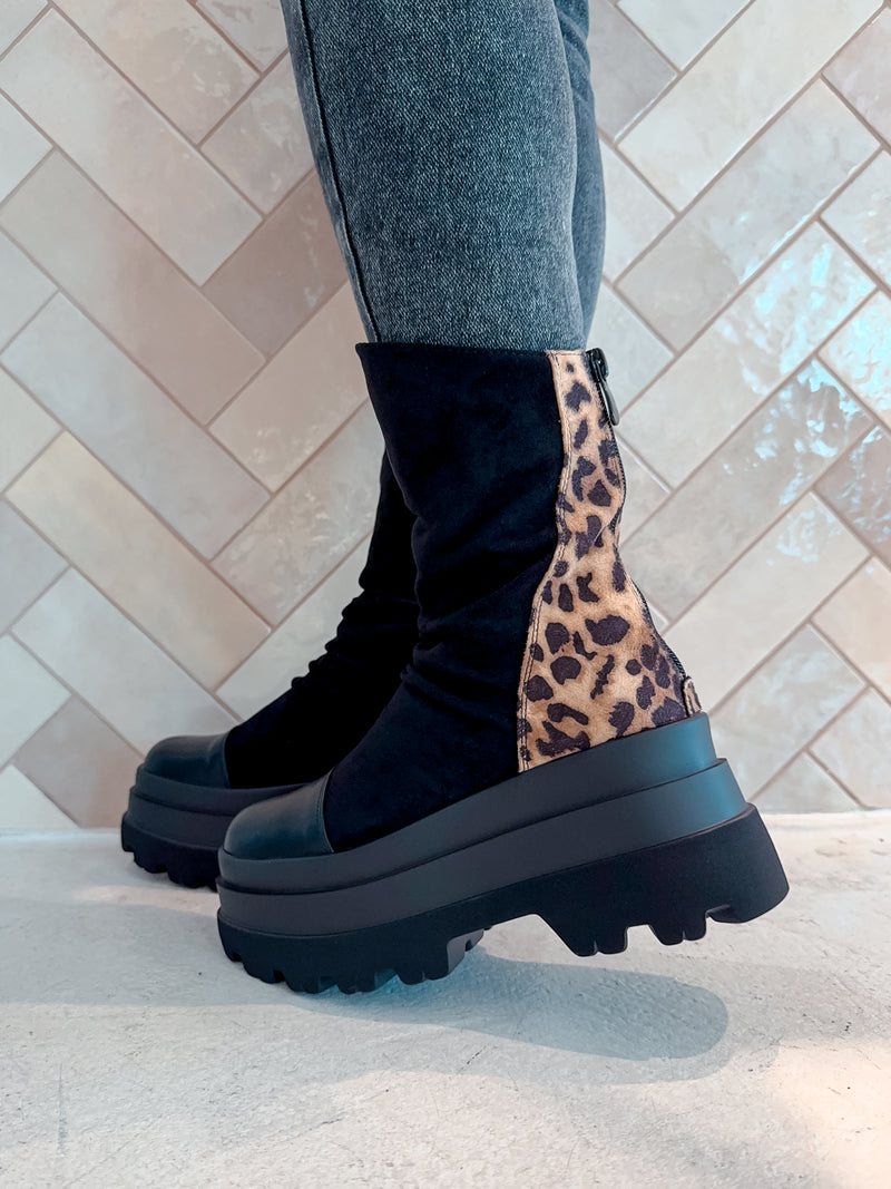 Boots mit Plateau und Leomuster Schwarz