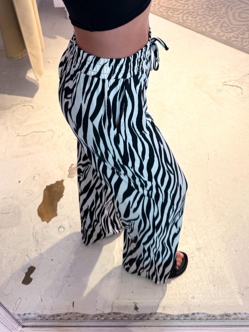 Elastische Stoffhose mit Zebramuster