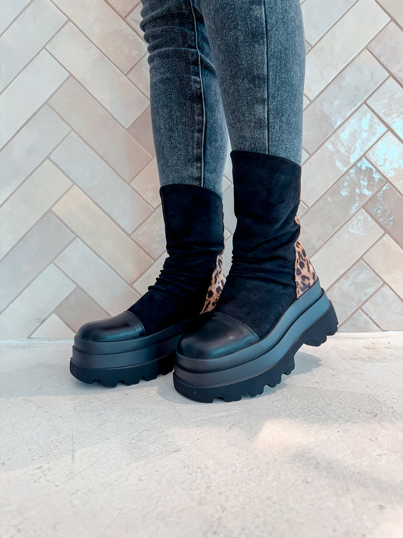Boots mit Plateau und Leomuster Schwarz