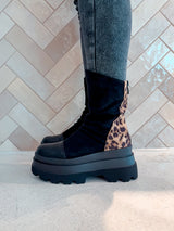 Boots mit Plateau und Leomuster Schwarz
