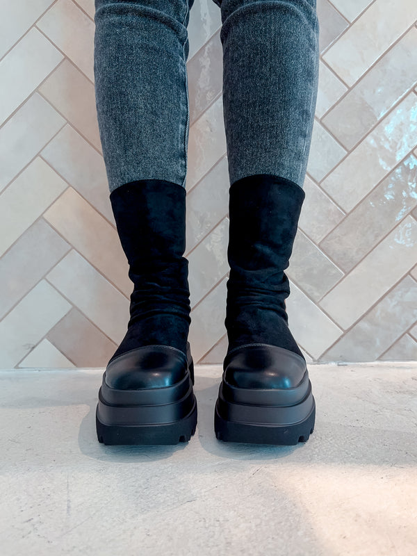 Boots mit Plateau und Leomuster Schwarz