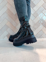Halbhohe Boots in Lackoptik Schwarz