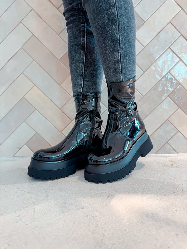 Halbhohe Boots in Lackoptik Schwarz