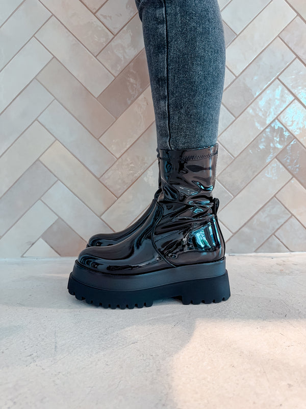 Halbhohe Boots in Lackoptik Schwarz