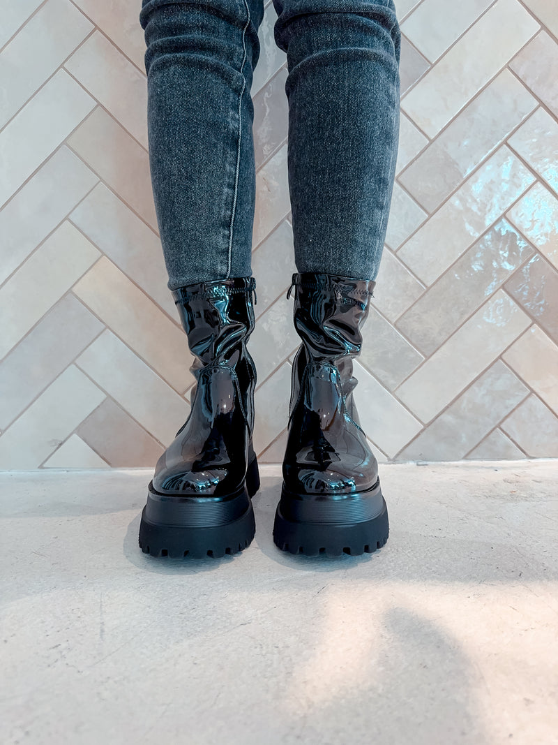 Halbhohe Boots in Lackoptik Schwarz