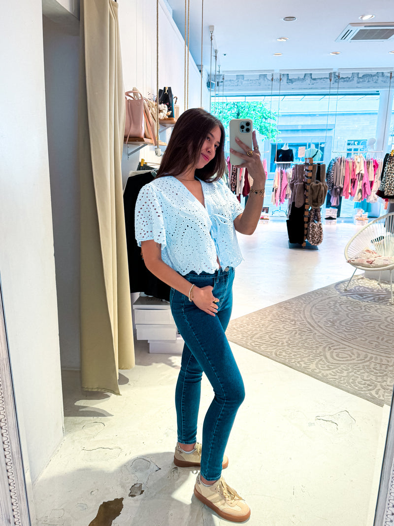 Bluse mit Lochstickerei Hellblau