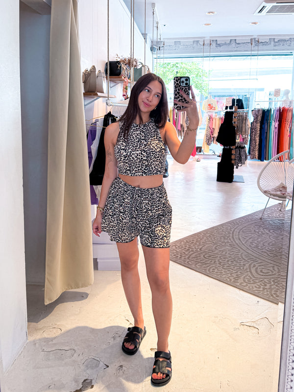 Crêpe Short mit Leomuster