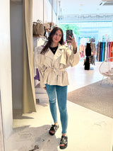 Kurzer Kunstleder Trenchcoat Beige