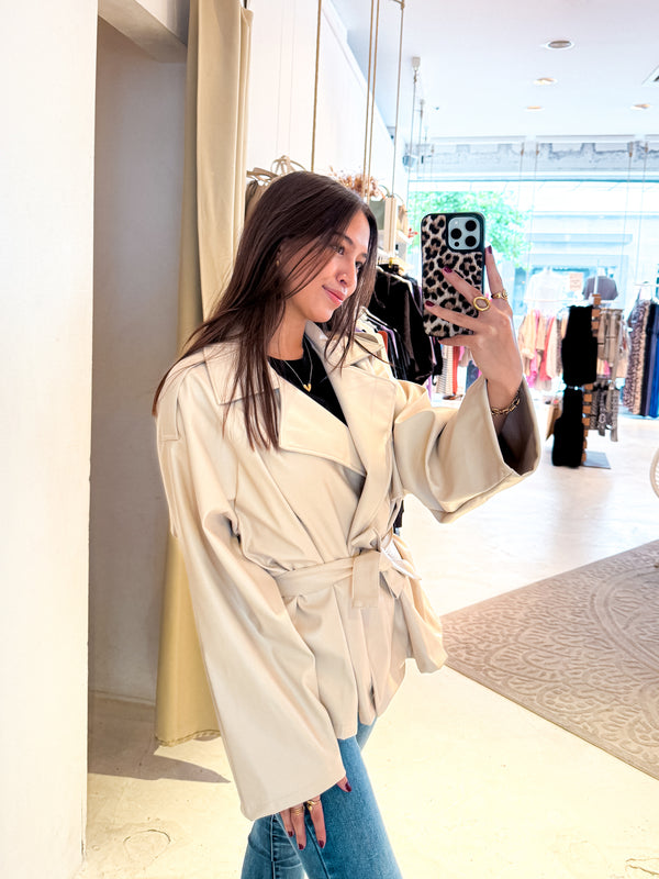 Kurzer Kunstleder Trenchcoat Beige