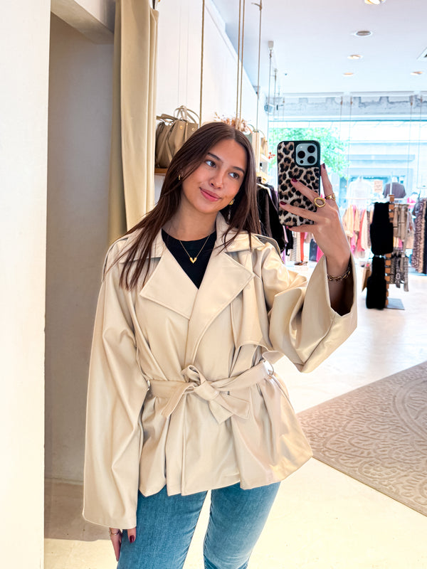 Kurzer Kunstleder Trenchcoat Beige