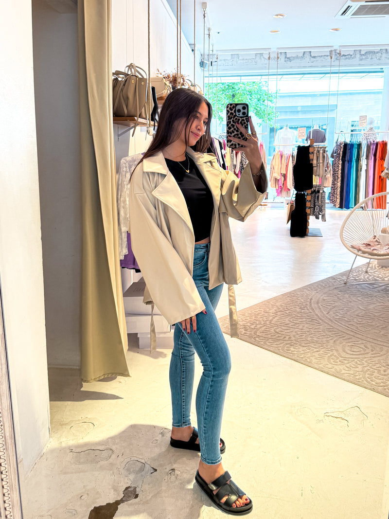 Kurzer Kunstleder Trenchcoat Beige