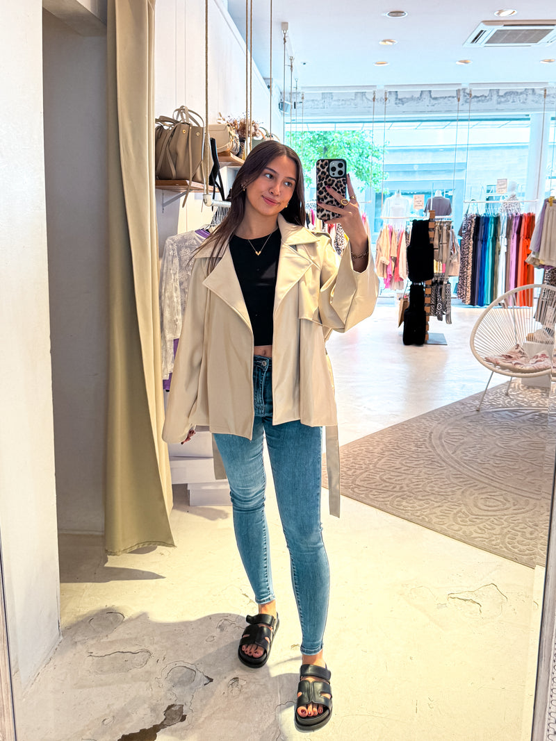 Kurzer Kunstleder Trenchcoat Beige