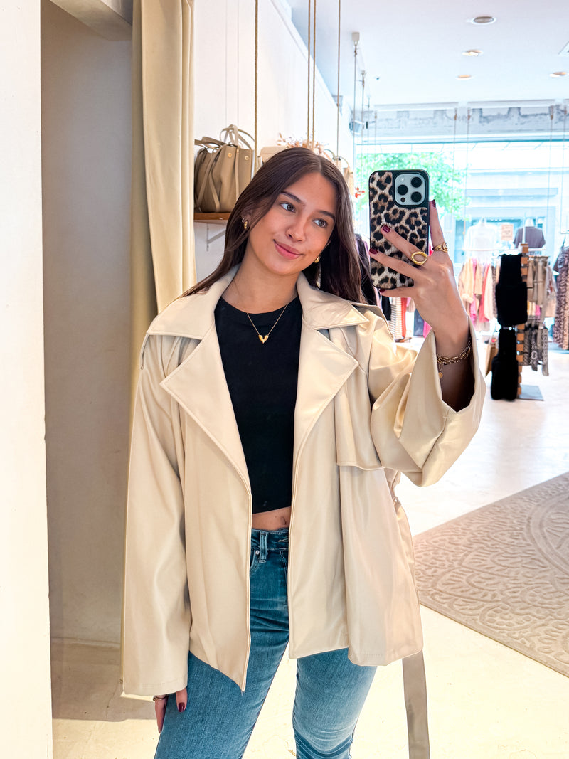 Kurzer Kunstleder Trenchcoat Beige