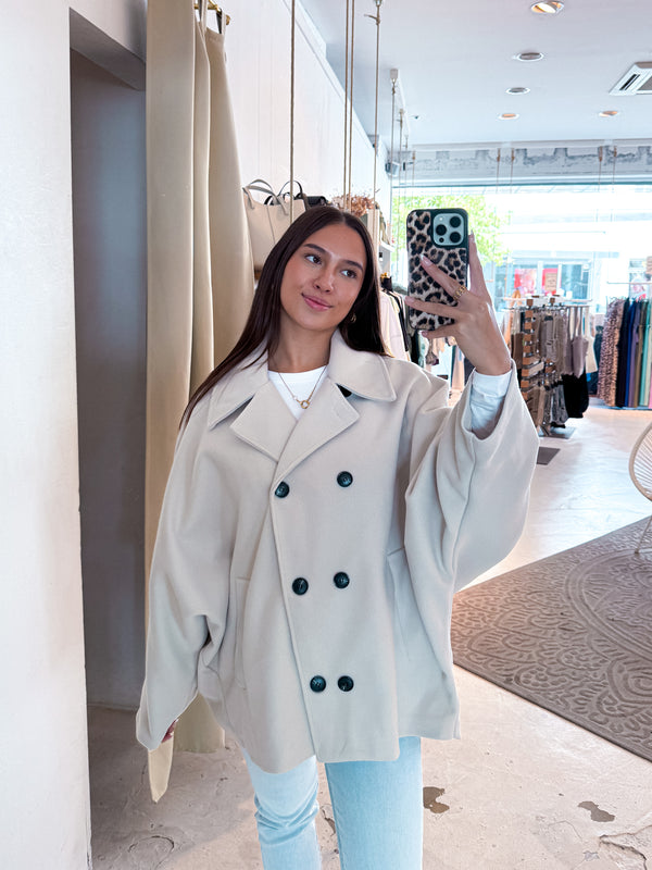 Kurzer Oversized Mantel Creme