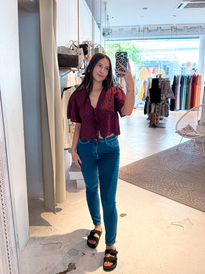 Bluse mit Lochstickerei Weinrot