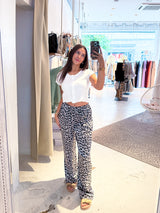 Silky Hose mit Leomuster Grau
