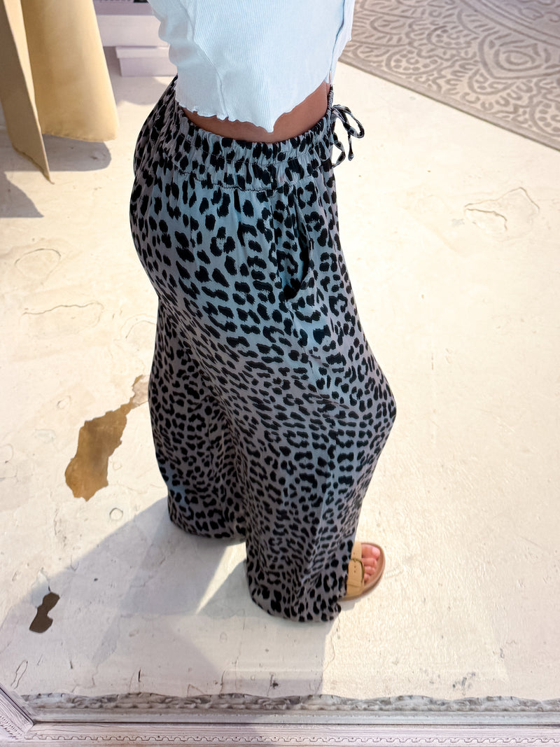Silky Hose mit Leomuster Grau