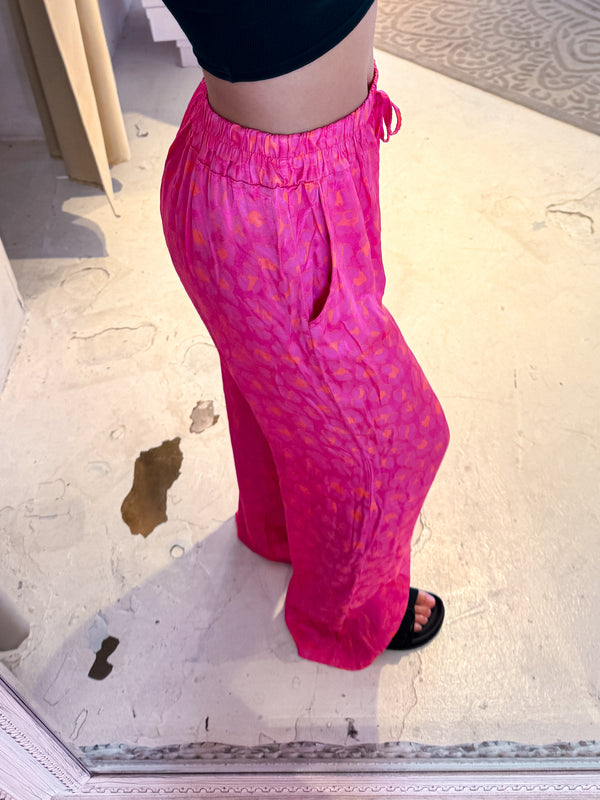 Silky Hose mit Leomuster Pink