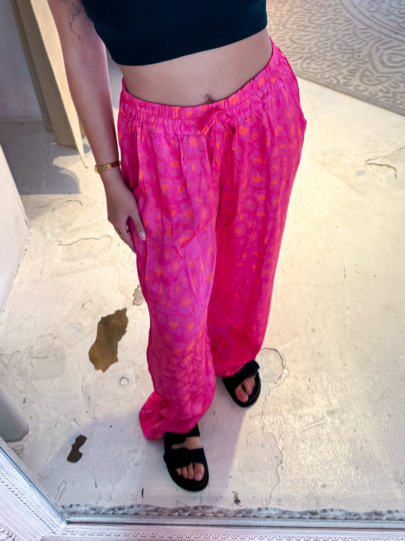 Silky Hose mit Leomuster Pink