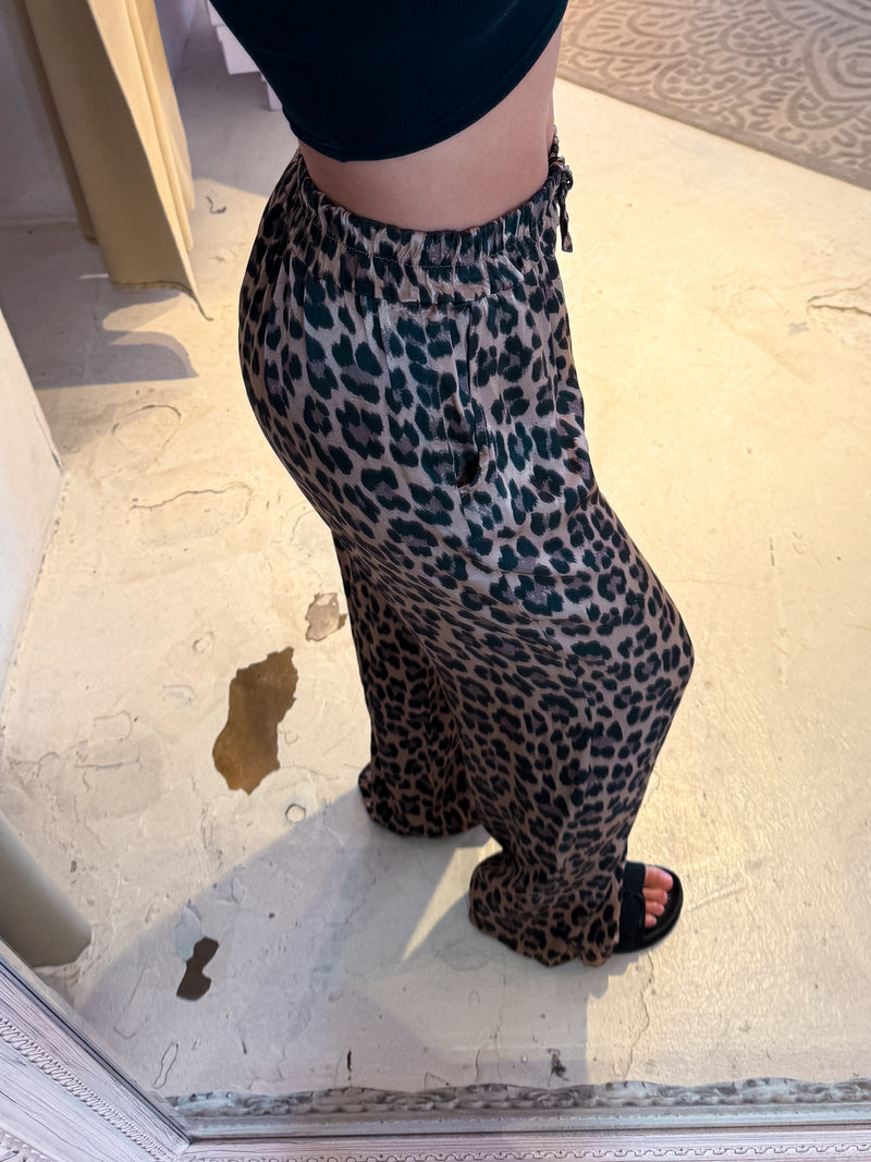 Silky Hose mit Leomuster Camel