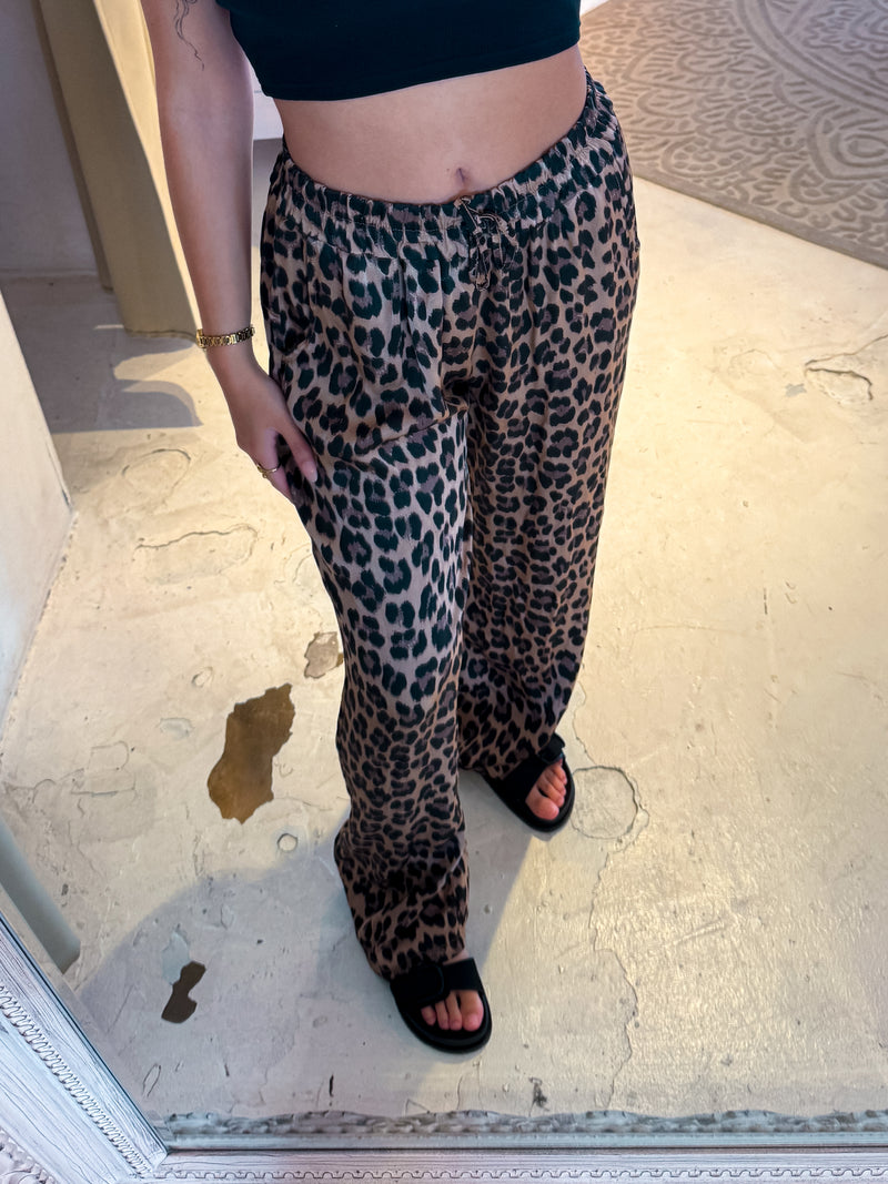 Silky Hose mit Leomuster Camel