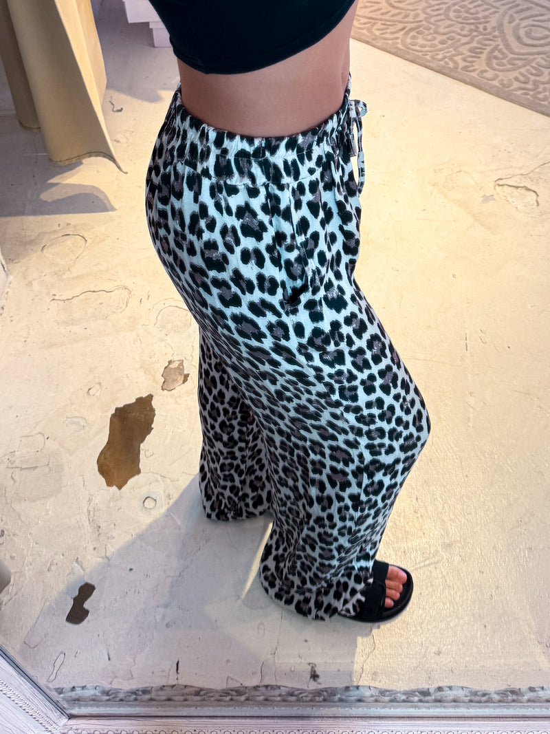 Silky Hose mit Leomuster Beige