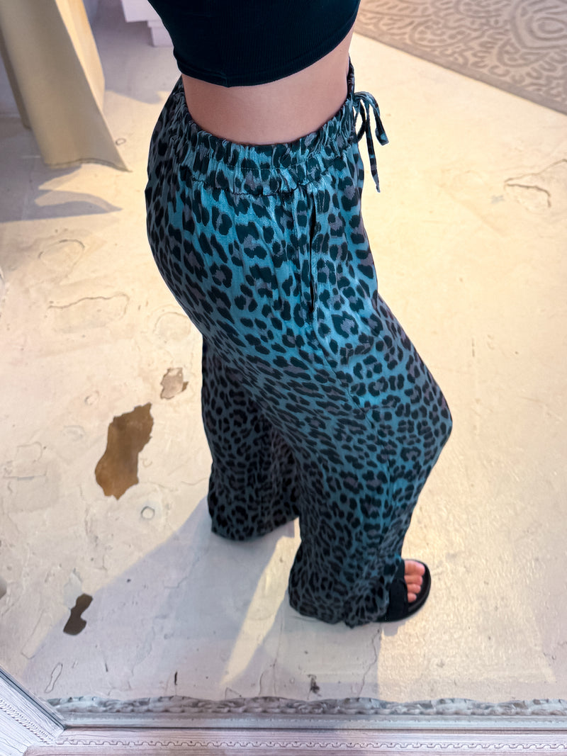 Silky Hose mit Leomuster Blau