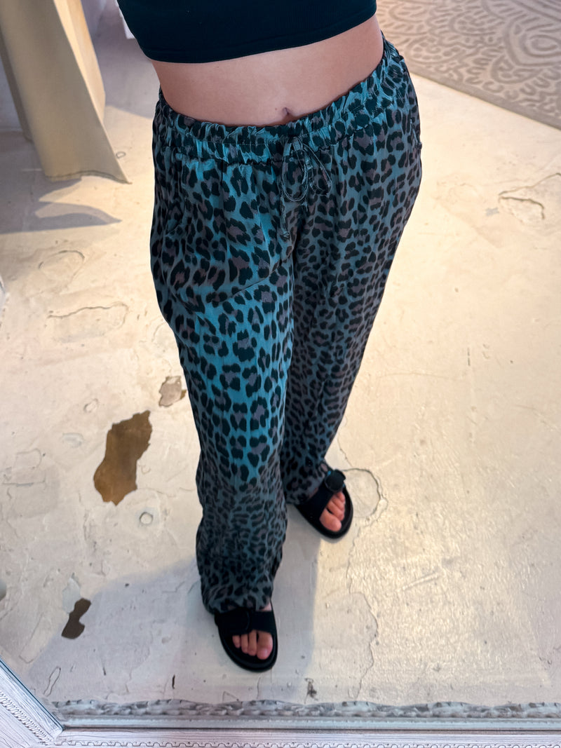 Silky Hose mit Leomuster Blau