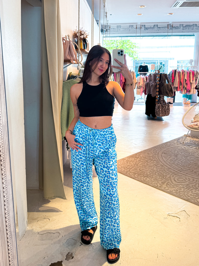 Silky Hose mit Leomuster Hellblau
