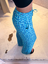 Silky Hose mit Leomuster Hellblau