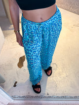 Silky Hose mit Leomuster Hellblau
